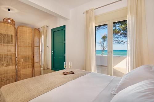 um quarto com uma cama e vista para o oceano em Vera Villa - Brand New Seafront Villa! em Alykes