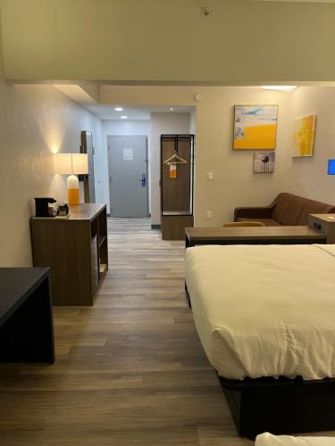Кровать или кровати в номере Comfort Suites Clearwater - Dunedin