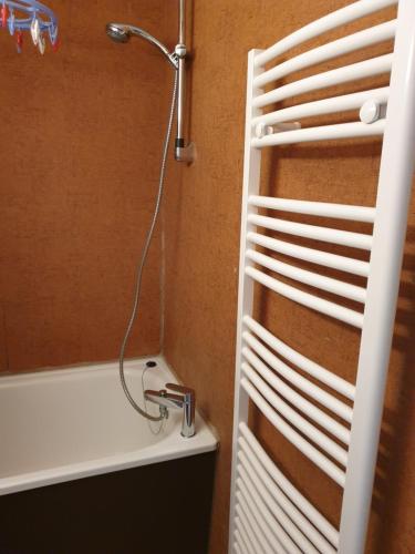 une salle de bain avec douche et baignoire dans l'établissement Enjoy, à Puy-Saint-Vincent