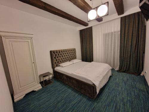 Un dormitorio con una cama grande y una ventana en Vila Carolyne en Predeal