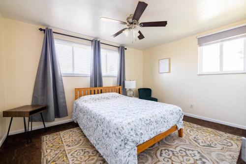 Katil atau katil-katil dalam bilik di Georgetown Villas Two Bedroom 3-2a Apartment in Fairview Park, Ohio!
