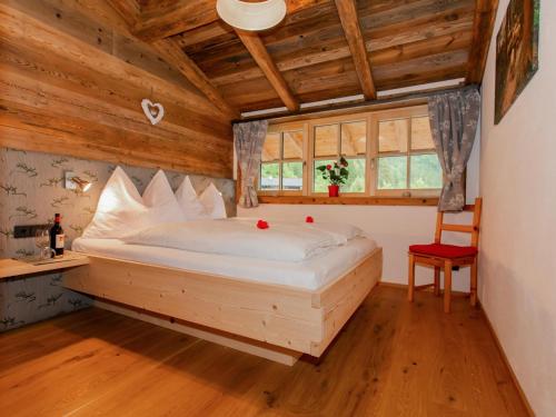 um quarto com uma cama num quarto com tectos em madeira em Das Rendlgut Top 5 em Lofer