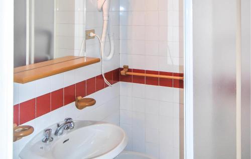 ein Bad mit einem Waschbecken und einer Dusche in der Unterkunft Stunning Apartment In Vason With Kitchen in Vason