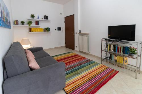 sala de estar con sofá y TV de pantalla plana en Casa Pietro e Bea, en Rapallo
