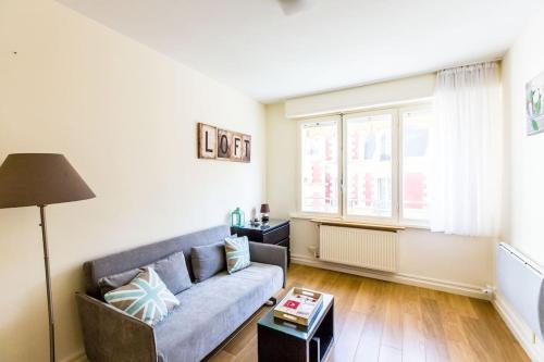 un salon avec un canapé et une table dans l'établissement Biarritz, hyper centre, 50M plages, wifi, à Biarritz