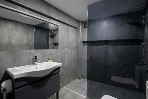 uma casa de banho com um lavatório e um chuveiro em Via Çırağan Hotel em Istambul