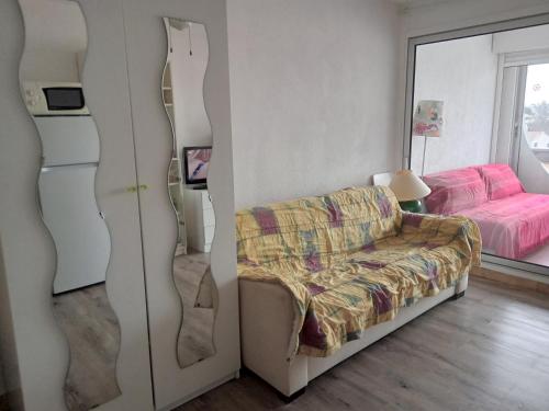 un salon avec un canapé et un lit dans l'établissement studio, au Grau-du-Roi