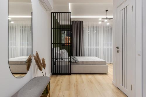 Un dormitorio con dos camas y un espejo. en InshiApartments on Kulisha str, en Leópolis