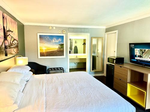 Letto o letti in una camera di Days Inn by Wyndham Pensacola - Historic Downtown