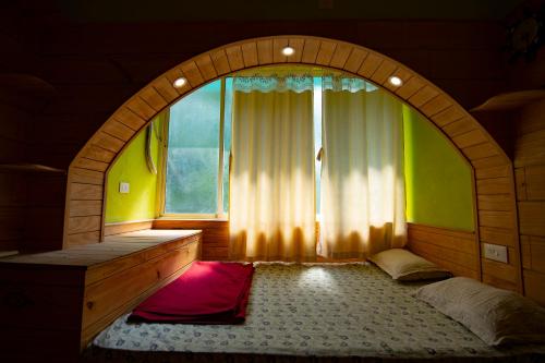 Pokój z dużym oknem i łóżkiem przed nim w obiekcie Godwill Casa Varca w mieście Varca