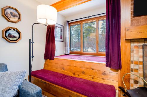 um quarto com uma janela com cortinas roxas e um banco em 3614 Winterberry em Wilson