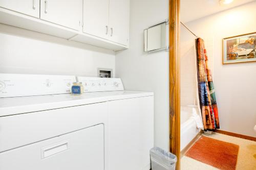 uma cozinha com armários brancos e uma máquina de lavar louça em 3614 Winterberry em Wilson