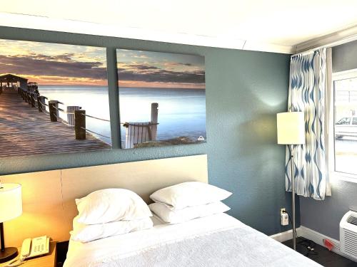 Letto o letti in una camera di Days Inn by Wyndham Pensacola - Historic Downtown