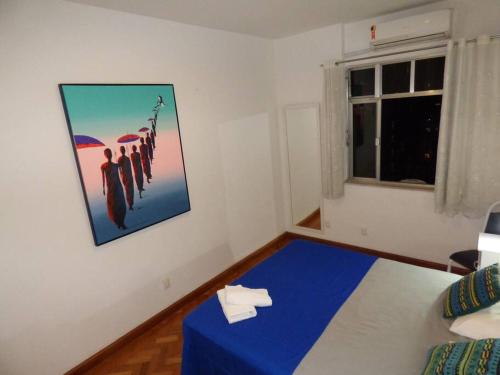 1 dormitorio con 1 cama y una pintura en la pared en Apartment in Rio with parking, en Río de Janeiro