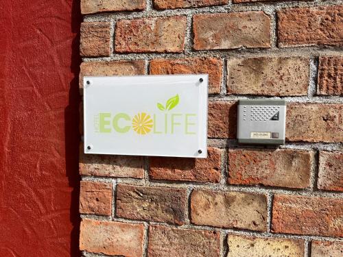um sinal no lado de uma parede de tijolos em Hotel Ecolife Tenerife em San Miguel de Abona