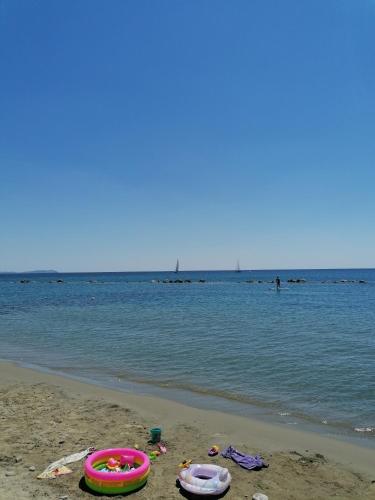 two frisbees on the beach with the water at Casa aMmare in Pioppi
