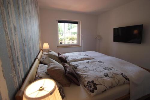 Postel nebo postele na pokoji v ubytování Landhaus am See - mit Terrasse - a73200