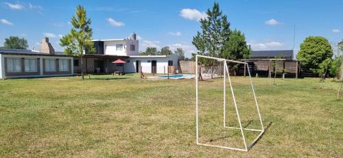 un patio con un gol delante de una casa en Quinta Don Zenon en Guernica