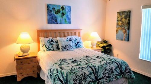 Orlando Mouse Manor في دافِنبورت: غرفة نوم بها سرير ومصباحين على الطاولات