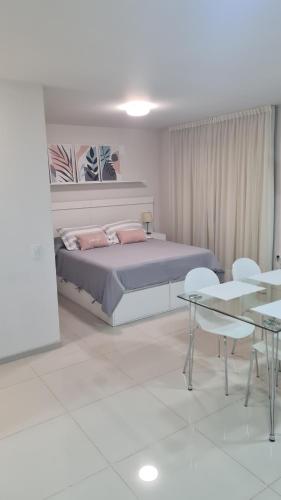 um quarto com uma cama, uma mesa e cadeiras em II Opera Towers Villa Carlos Paz em Villa Carlos Paz