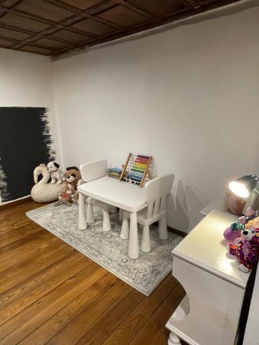 - une chambre pour enfants avec un piano blanc et des animaux farcis dans l'établissement Rome s Suite Bramante, à Rome