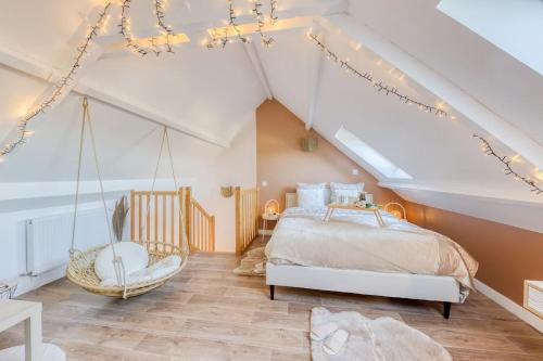 ein Schlafzimmer mit einer Schaukel im Dachgeschoss in der Unterkunft Duplex les Oiseaux du Verger, au coeur de la ville in Verneuil-sur-Seine