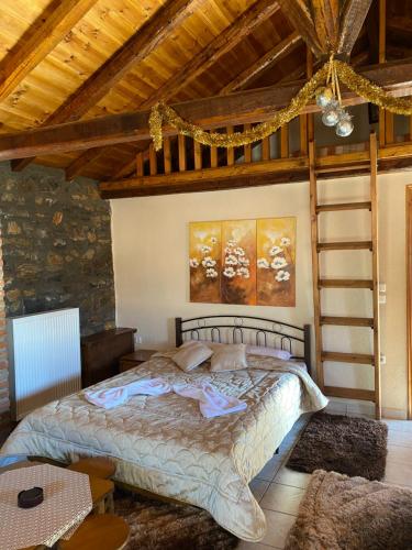 1 dormitorio con cama y techo de madera en Guesthouse Sofia en Palaios Agios Athanasios