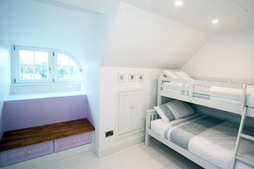 ダンガーバンにあるHailey's Havenのベッドルーム1室(二段ベッド2台、窓付)が備わります。