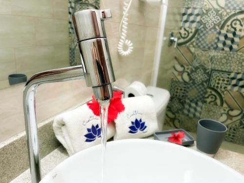 a bathroom sink with water running from a faucet at Pousada CasAlice in Jericoacoara