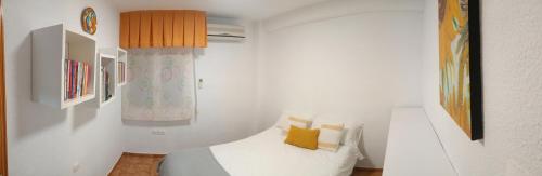 Habitación blanca con cama y ventana en California Suite - All-day Sunny 2-Bedroom Apartment en El Campello