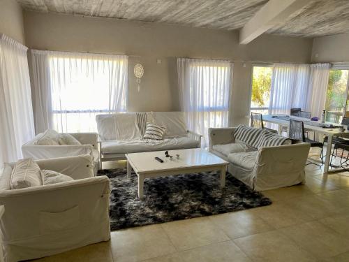 Sala de estar con sofás y mesa de centro en BRISA de MAR en Valeria del Mar