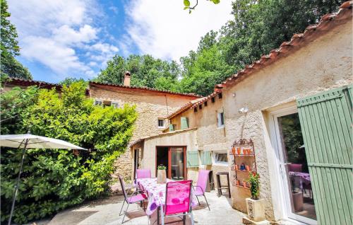 Nice Home In Goult With 4 Bedrooms, Wifi And Private Swimming Pool
