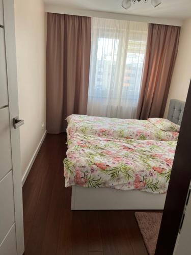 ein kleines Schlafzimmer mit einem Bett und einem Fenster in der Unterkunft Apartament 2 pokojowy Rzeszów in Rzeszów