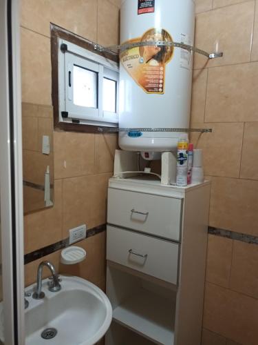 bagno con lavandino, servizi igienici e finestra di dto. conteiner con vista al mar 50mts y playa a Santa Clara del Mar