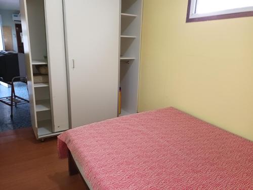 Habitación con cama y armario. en dto. conteiner con vista al mar 50mts y playa, en Santa Clara del Mar