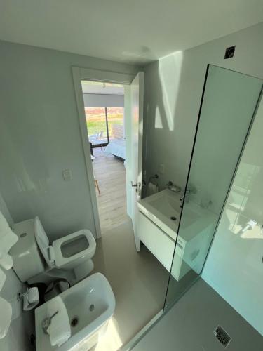 SYRAH Premium B2 - Balcón con vista al mar by depptö في بونتا دل إستي: حمام مع مرحاض ومغسلة ومرآة