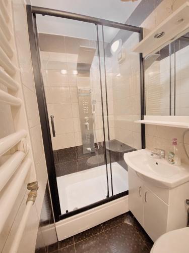 ein Badezimmer mit Dusche, Toilette und Waschbecken in der Unterkunft Diamond Apartment Prishtina 2 in Pristina