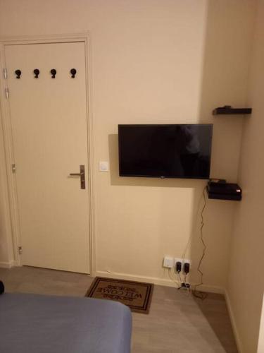 une pièce avec une télévision à écran plat sur un mur dans l'établissement Paris XV: Superbe appartement, à Paris
