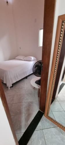 casa lucena 1 في لوسينا: غرفة نوم مع سرير ومرآة على الأرض