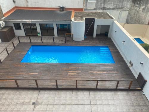 una piscina en la parte superior de una terraza de madera en Avenida Corrientes y Billinghurst a metros de Abasto Shopping en Buenos Aires