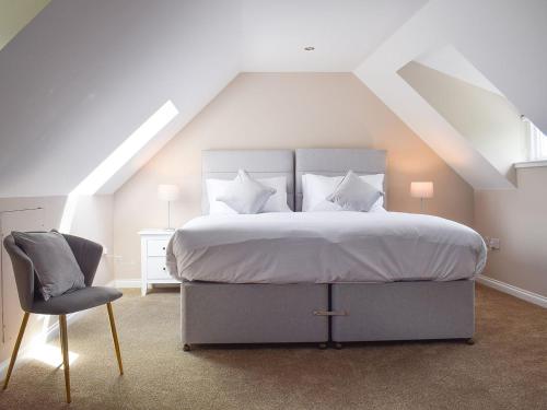 Un pat sau paturi într-o cameră la Craigmore View-uk34220