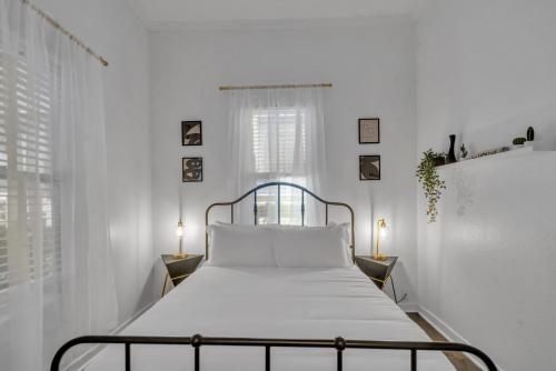 1 dormitorio blanco con 1 cama con sábanas blancas en Heart of Ybor City 3bedroom walk to 7th ave, en Tampa
