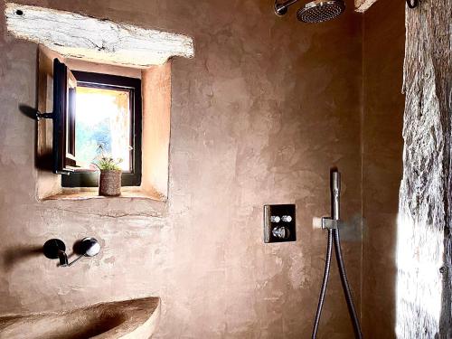 薩爾拉拉卡內達的住宿－Hameau Du Sentier Des Sources，一间带水槽和窗户的浴室
