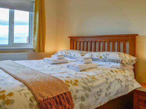um quarto com uma cama com toalhas em Zonnebloem em Cefn-y-bedd
