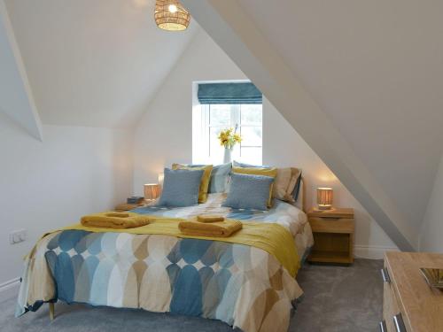 A bed or beds in a room at Staithe Cottage