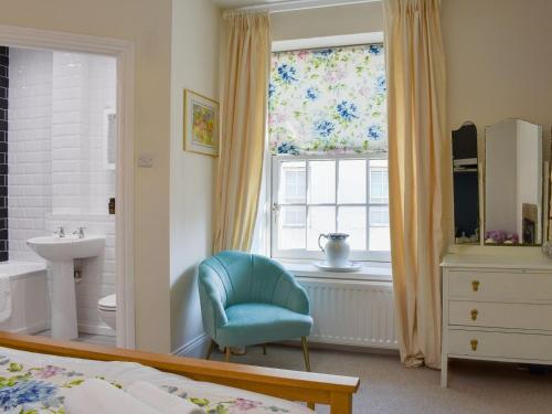 um quarto com uma cama, um lavatório e uma janela em Gadir em Hexham