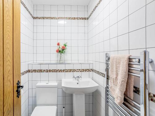 biała łazienka z umywalką i toaletą w obiekcie Shepherds Nook - Uk32388 w mieście Dunford Bridge