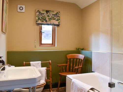 y baño con bañera y lavamanos. en Cosy Cottage - Uk34263 en Fordingbridge