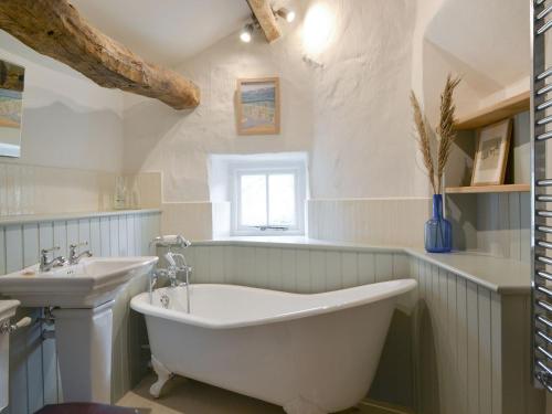 W łazience znajduje się biała wanna i umywalka. w obiekcie Staveley Park - Uk33713 w mieście Staveley