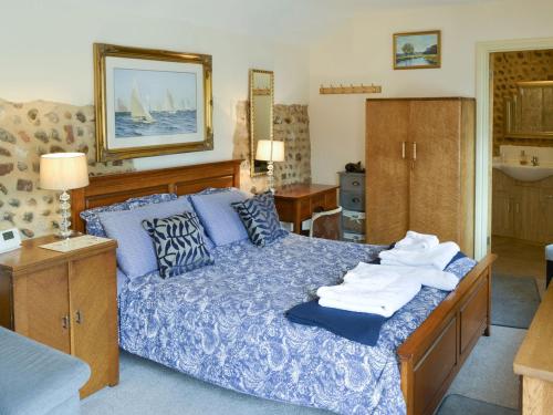 a bedroom with a bed with towels on it at Courtyard Barn - Uk11927 in Lessingham
